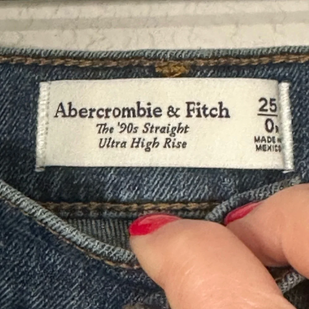 Abercrombie & Fitch The 90’s Straight Ultra High Rise Jeans with Curve Love - 25